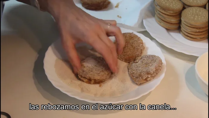 Reboza las galletas en la mezcla de azúcar y canela.