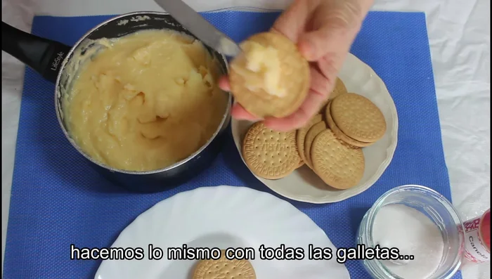 Repite el paso anterior con todas las galletas.