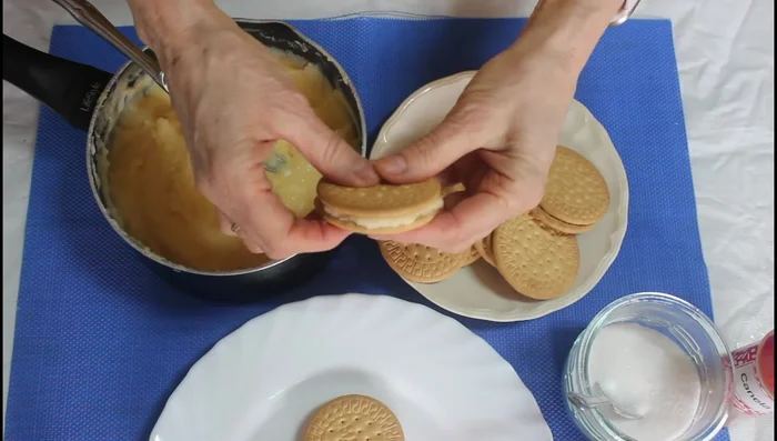 En un plato, mezcla azúcar y canela molida.
