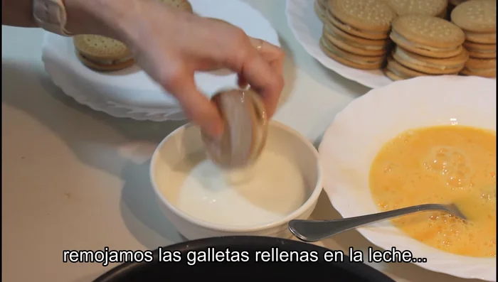 Moja ligeramente cada bocadillo de galleta en leche (evita empaparlas demasiado).