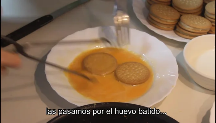 Pasa los bocadillos de galleta por el huevo batido.
