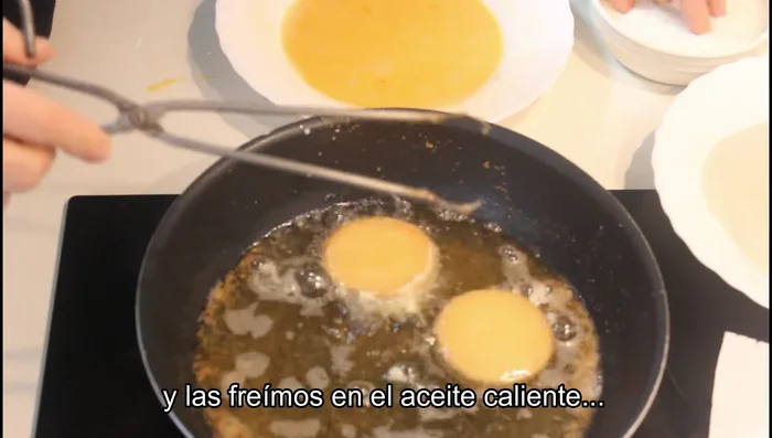 Fríe las galletas en una sartén con aceite bien caliente hasta que estén doradas por ambos lados.