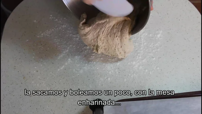 Espolvorear harina en la mesa de trabajo, sacar la masa, formar una bola y dividirla en cuatro partes iguales (o más, según el tamaño deseado).