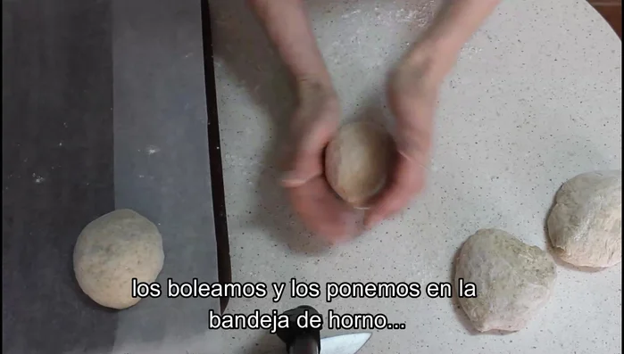 Formar bollitos redondos y colocarlos en una bandeja de horno. Tapar y dejar levar en un lugar cálido hasta que doblen su volumen.
