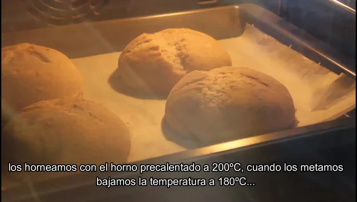 Hornear en horno precalentado a 200°C. Bajar la temperatura a 180°C y hornear durante 25 minutos.