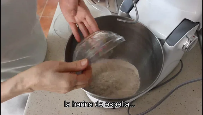 En el bol de la amasadora, colocar la harina de fuerza, la harina integral de espelta y una pizca de sal. Mezclar un poco.