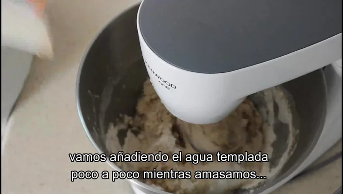 Amasar hasta obtener una masa uniforme (un poco pegajosa).