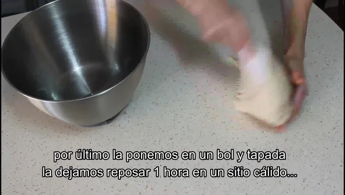 Colocar la masa en un bol untado con aceite, cubrir con film transparente y dejar levar en un lugar cálido durante aproximadamente 2 horas, hasta que doble su volumen.