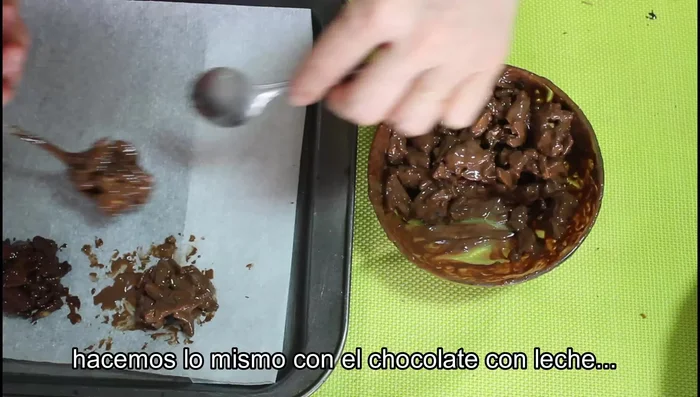 Repetir el proceso con el chocolate con leche y el chocolate blanco.