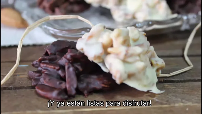Llevar la bandeja al frigorífico y dejar hasta que las rocas de chocolate endurezcan (un par de horas).