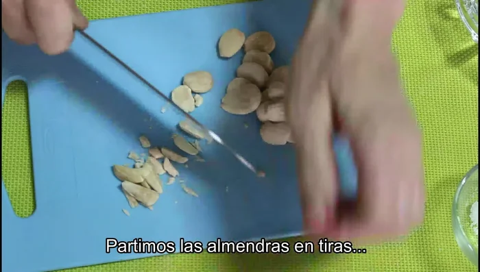 Picar las almendras en tiritas.