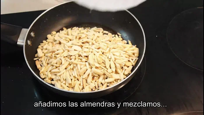 Añadir las almendras tostadas al caramelo y mezclar.