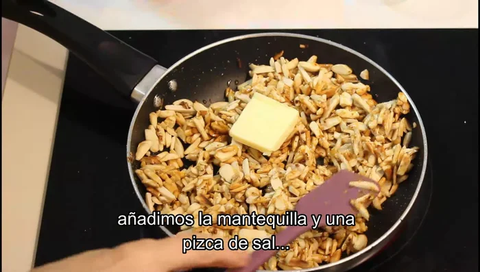 Incorporar la mantequilla y una pizca de sal. Mezclar hasta que la mantequilla se derrita.