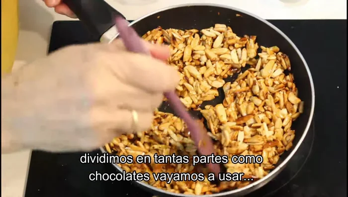Retirar del fuego y dejar templar la mezcla. Dividir en tres partes (o dos, según la cantidad de chocolates que se usen).