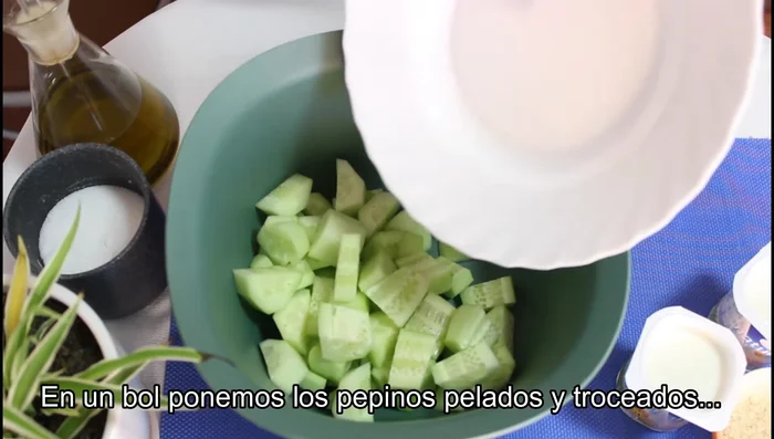 Pelar y trocear los pepinos. Si lo prefieres, puedes dejar la piel.