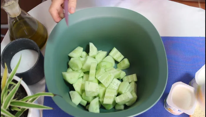 En un bol, mezclar los pepinos troceados, yogur natural, hierba buena, almendra molida, un chorro de aceite de oliva, sal y vinagre al gusto.