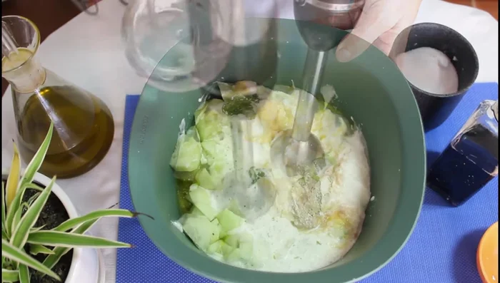 Si la mezcla está muy espesa, añadir un poco de agua hasta alcanzar la consistencia deseada.