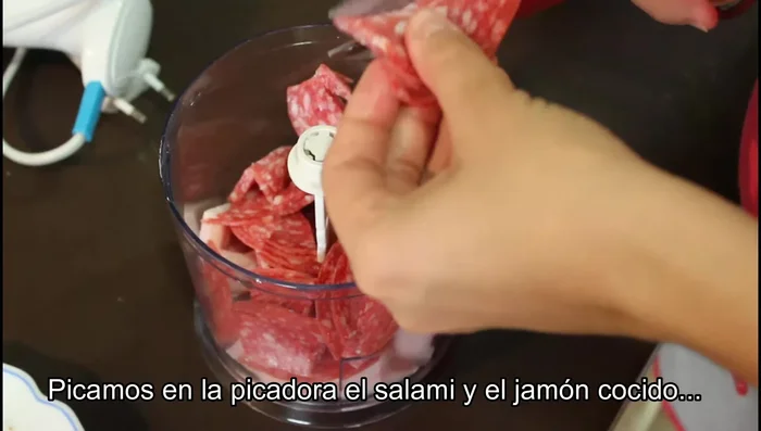 Picar el salami y el jamón cocido con la picadora.
