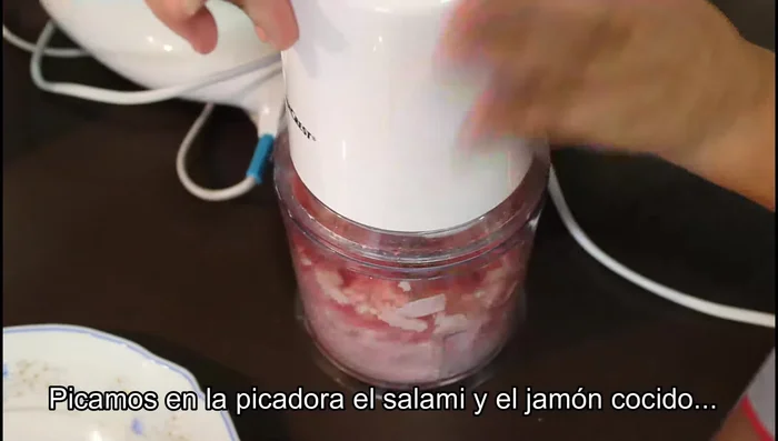 Poner el salami y el jamón picado en el vaso de la batidora.