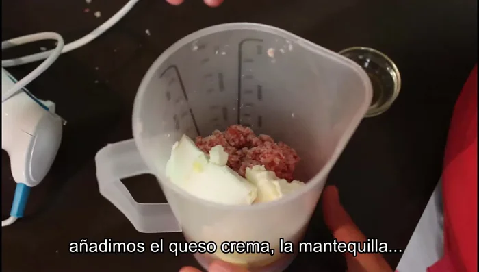 Añadir el queso crema, la mantequilla, un poco de pimienta molida, un poco de brandy (opcional si hay niños) y una pizca de sal.