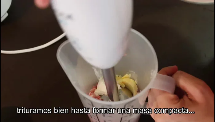 Triturar todo con la batidora hasta obtener una masa uniforme y compacta. Si prefieres una textura con más granitos, no tritures demasiado.
