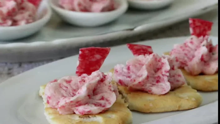Rellenar el paté en bollería para hacer tostas o canapés.