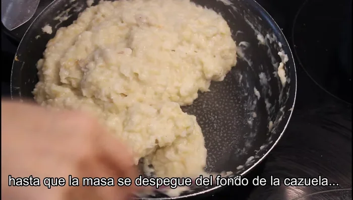Verter la masa en un cuenco y dejar enfriar completamente (idealmente, de un día para otro).