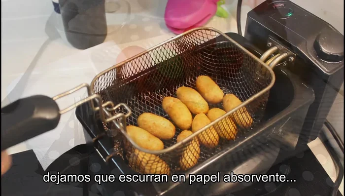 Freír las croquetas en aceite caliente hasta que estén doradas. Escurrir en papel absorbente.