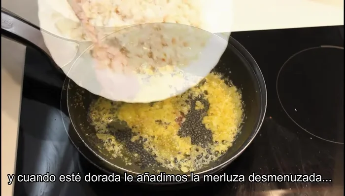 Agregar la merluza desmenuzada y rehogar.