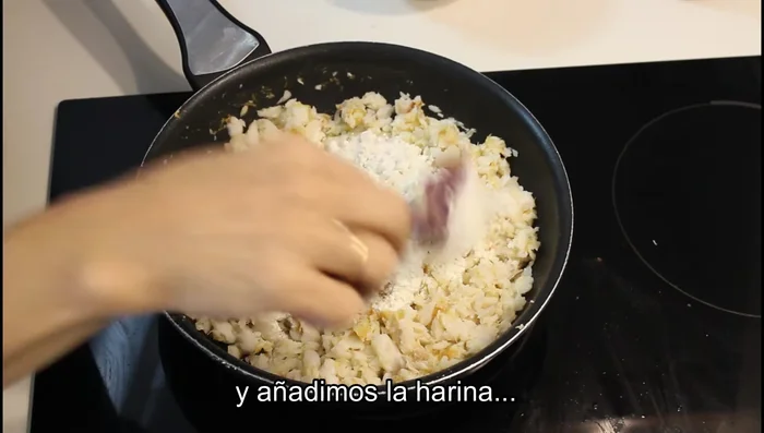 Incorporar la harina y rehogar un minuto.