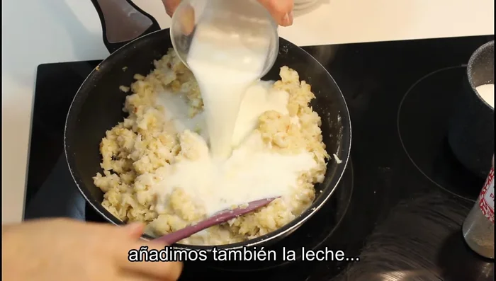 Añadir el caldo de merluza y la leche. Sazonar con sal, pimienta y nuez moscada. Cocer hasta que la masa se despegue del fondo.