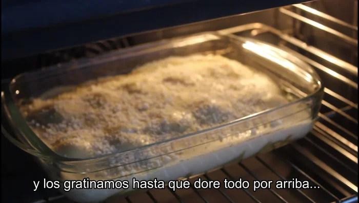 Hornear con el grill hasta que el queso esté dorado.