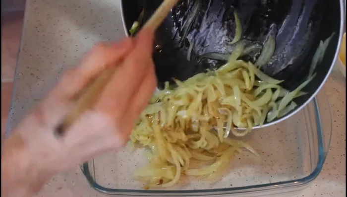 Extender la cebolla dorada en una fuente apta para horno.