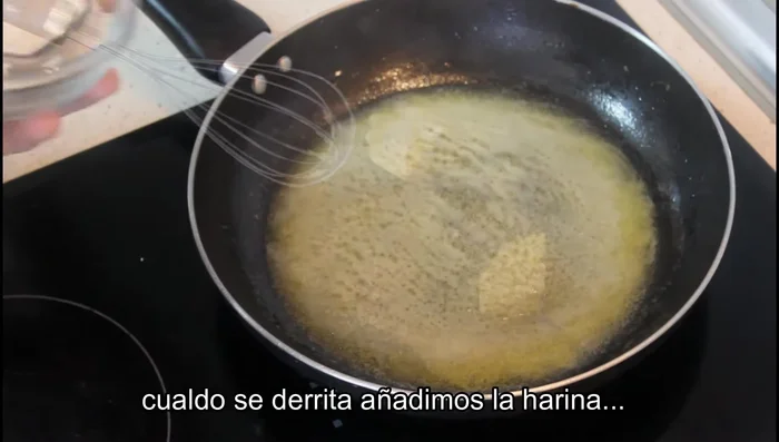 En una sartén, derretir la mantequilla, añadir la harina y dorarla ligeramente. Agregar la leche poco a poco, removiendo para evitar grumos.