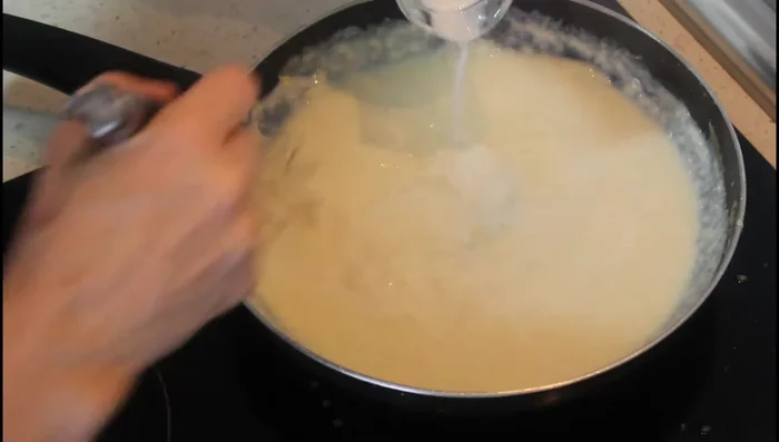 Sazonar la bechamel con sal y pimienta.