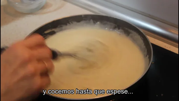 Dejar cocer la bechamel hasta que espese.