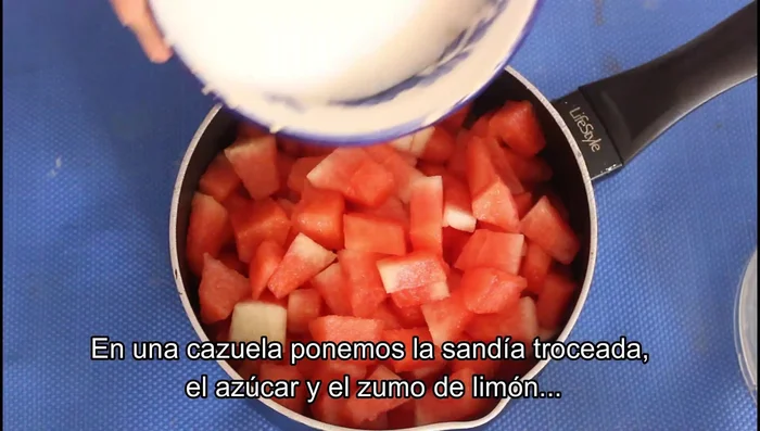 En un cazo, poner la sandía troceada, el azúcar y el zumo de limón.