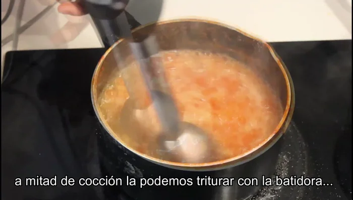 Continuar la cocción hasta que la mermelada reduzca y adquiera la consistencia deseada.
