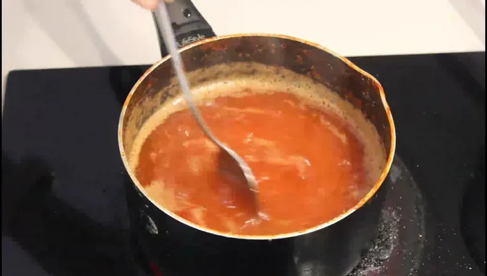 Para comprobar el punto, poner una cucharadita de mermelada en un plato, pasar el dedo por el centro. Si no se junta, está lista. Si se junta, continuar la cocción.