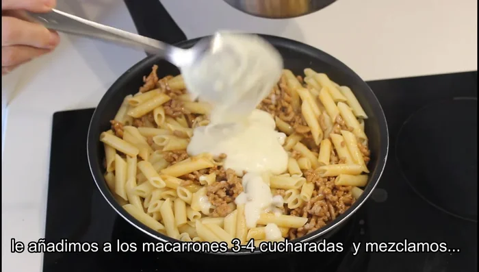 Añadir tres o cuatro cucharadas de bechamel a los macarrones y mezclar bien.