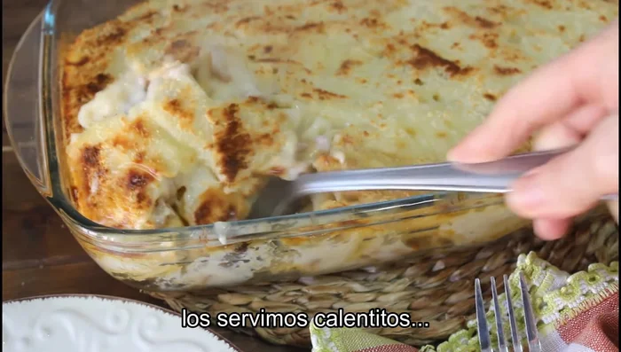 Gratinar en el horno hasta que el queso dore.
