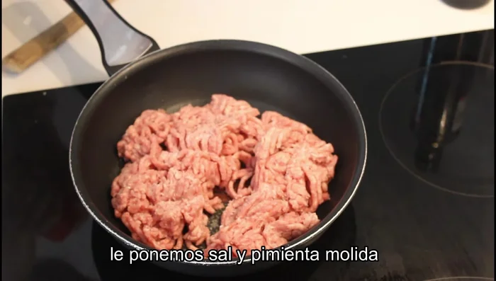 Freír la carne picada en una sartén con un poco de aceite, sal y pimienta. Dejar que se haga por todos lados.