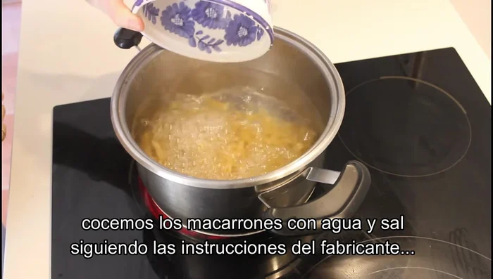 Cocer los macarrones con agua y sal según las instrucciones del fabricante. Escurrir y añadirlos a la carne.