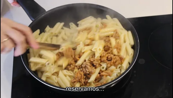 Mezclar bien la carne con los macarrones. Reservar.