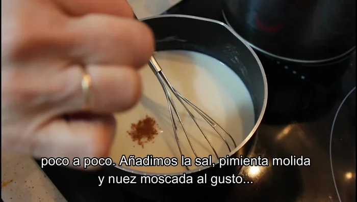 Preparar la bechamel: Derretir mantequilla en una cazuela, añadir la harina y rehogar. Agregar la leche poco a poco, junto con pimienta molida, sal y nuez moscada. Cocer hasta que espese.