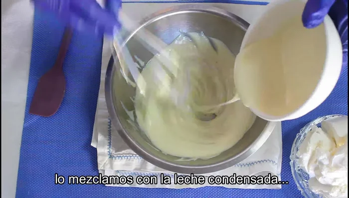 Derretir el chocolate blanco y mezclarlo con la leche condensada. Añadir el queso crema poco a poco y mezclar hasta que esté todo incorporado.