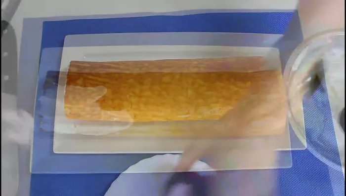 Cortar los extremos del tronco, cubrir con la crema de queso reservada y espolvorear con chocolate blanco rallado.