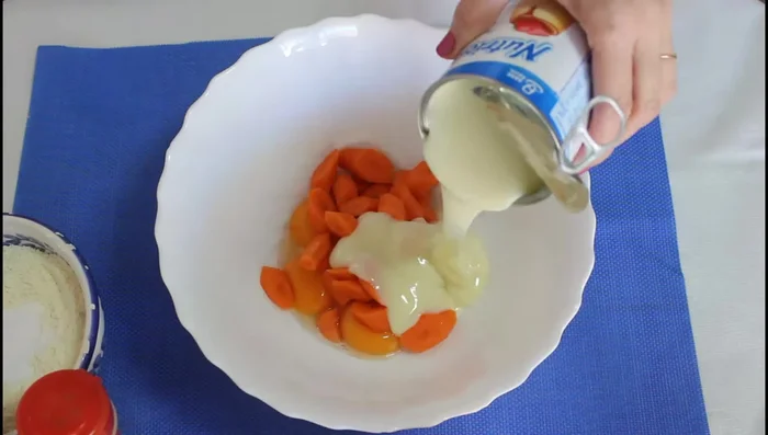 Triturar las yemas, la zanahoria y la leche condensada con la batidora.