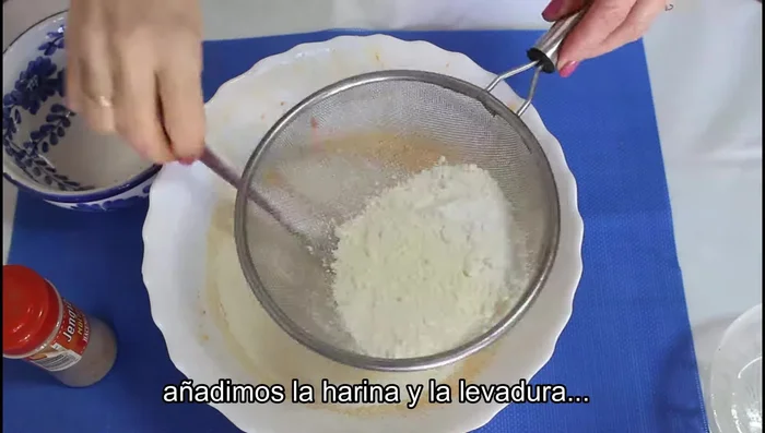 Añadir la harina y la levadura tamizadas a la mezcla anterior. Incorporar las especias (nuez moscada, canela y jengibre).