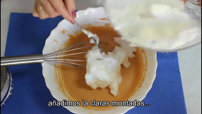 Añadir las claras batidas a la mezcla, poco a poco y con movimientos envolventes.